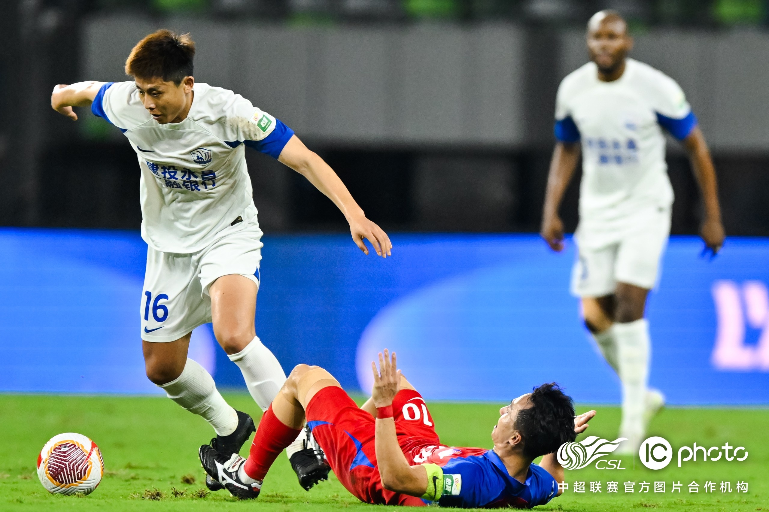 中国险胜巴黎，梅西带队取胜