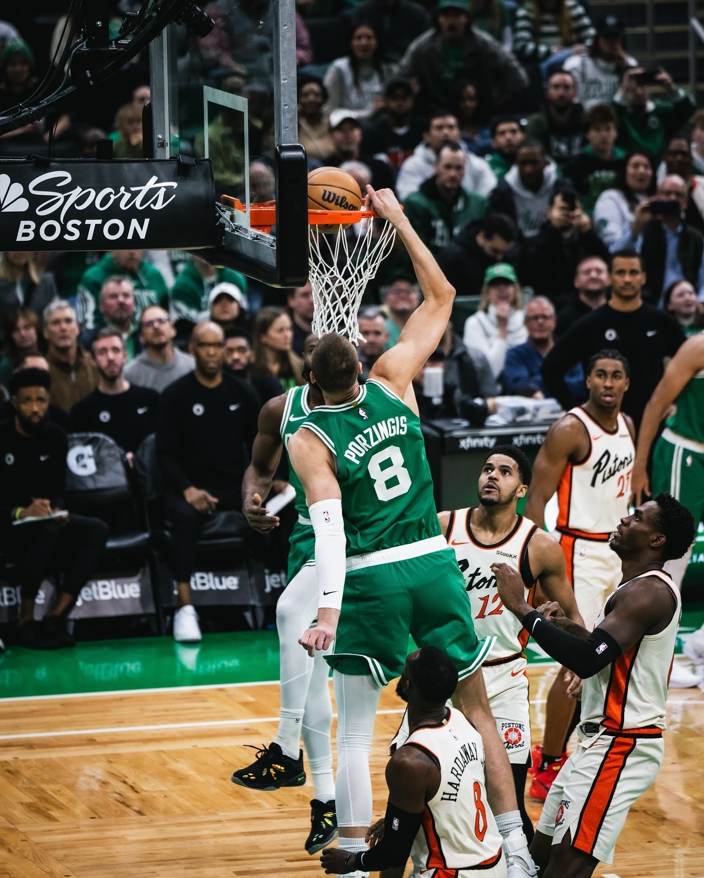 凯尔特人横扫上海队，易建联扛起全队